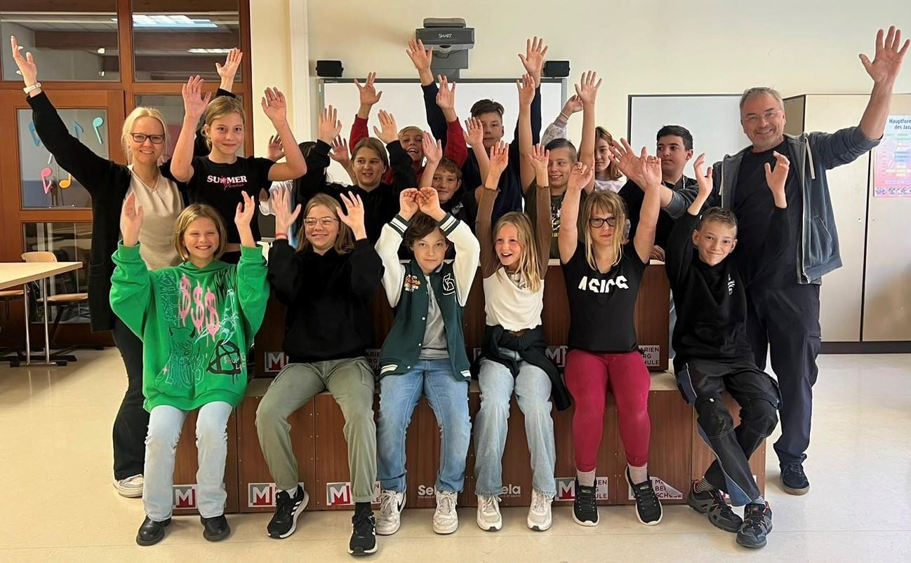 „Stimmungsbild“ mit Cajon-Mauer aus der Marienbergschule Nordstemmen (links Schulleiterin Sylvia von
Lindeiner, rechts Projektleiter und Dozent für den Landkreis Hildesheim Ralf Dittrich)