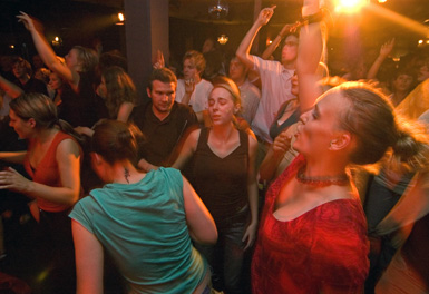 MUZclub tanzende Menschen