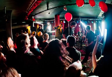 MUZclub tanzende Menschen 2